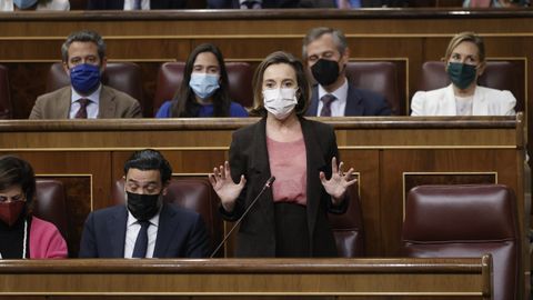 La portavoz del PP, Cuca Gamarra, se dirige al presidente del Gobierno, Pedro S�nchez, durante la sesi�n de control.