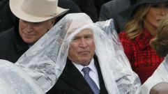 George Bush se protege de la lluvia
