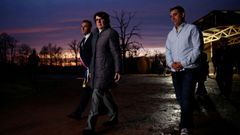 La ministra franesa de Agricultura saliendo el jueves de una reuni�n con ganaderos en Gambais