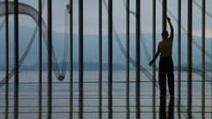 Una de las artistas de la instalacin, que se puede visitar hasta el 31 de marzo en el Centro Botn de Santander, interactuando con los muelles que representan las olas. Esta es la primera exposicin en Espaa del colectivo artstico Cooking Sections, nominado en el 2021 al prestigioso Premio Turner.  