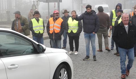 Un vehculo se queda bloqueado ante los manifestantes