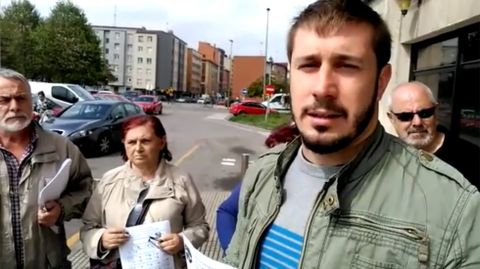 Adri�n Arias, junto a otros dirigentes vecinales, a las puertas de la Casa del Mar
