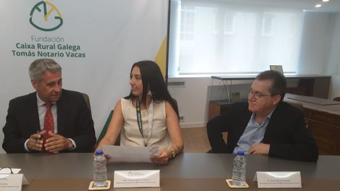 Manuel Varela (primero por la izquierda en la foto, con la becaria Alejandra Rechou y el patrono Antonio Riveira a su izquierda) subrayó la importancia de apostar por el talento