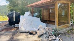 Denuncian un vertedero ilegal en Mi��n, en la parroquia de San Tom� de Pi�eiro, en Mar�n