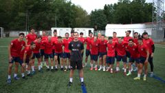 Juan Carballo, entrenador de la UD Ourense, rodeado por los jugadores de la plantilla