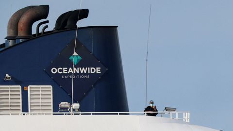 Un pasajero con mascarilla en la cubierta del MV Hondius.