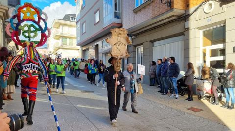 Viana acoge la mayor mascarada de la pennsula Ibrica.El folin vians de Cabo da Vila en el desfile.