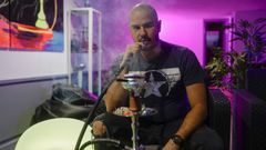 Diego, fumando una de las cachimbas de su bar, un nuevo local en los vinos de Ourense 