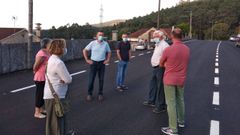 Miembros del equipo de gobierno de Barro durante la visita a los viales mejorados de las parroquias de Vali�as y A Portela