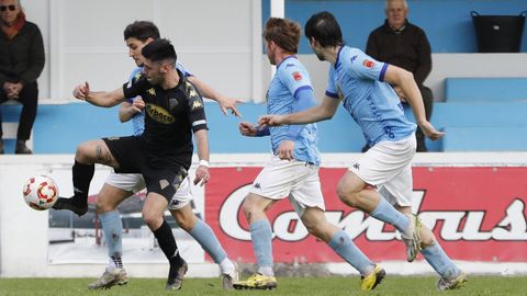 <span lang= gl >Xoel Rodr�guez loita pola pelota na recente visita do Silva a Cantarrana.</span>