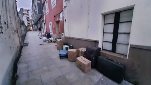 La propietaria de la vivienda sac� al exterior las cosas que no eran suyas, que fueron incautadas por la Polic�a Local.