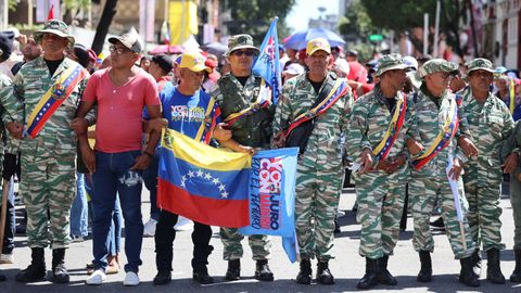 Integrantes de la Milicia Bolivariana forman durante la transmisin de la investidura de Nicols Maduro