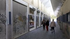 El el pasillo cubierto, adosados a la nave conocida como provisional, perviven cuatro negocios.