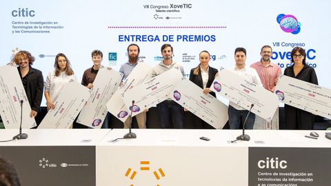 Los nueve j�venes investigadores premiados por el Citic, este viernes en el campus de Elvi�a