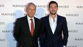 Isak Andic y su hijo mayor, Jonathan Andic en una imagen de archivo. El due�o de Mango muri� despe�ado hace un a�o cuando hac�an senderismo.
