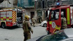 Los bomberos, durante las labores de extinci�n en el edificio