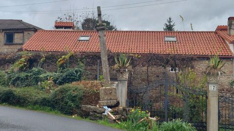 El cruceiro de Barrio est� inclinado debido a los impactos de dos turismos.