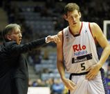 Moncho Fern�ndez da instrucciones a Dani Miller, que fue clave en el �ltimo cuarto. 