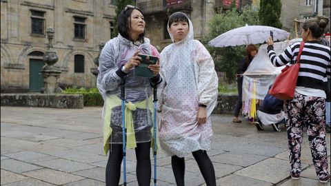 Numerosos peregrinos han conquistado hoy Compostela, como éstos, cazados en San Martiño Pinario