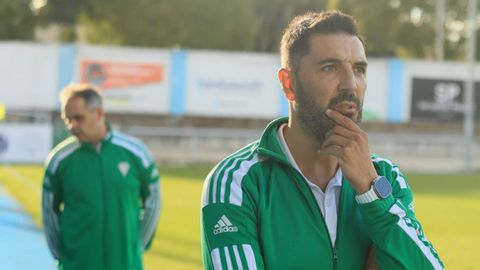 El tcnico ferrolano Santi Silvar, en primer plano, durante el primer partido de esta temporada del Xove Lago