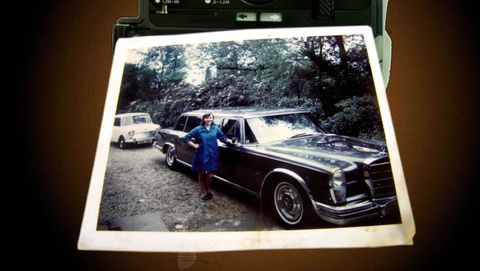 Fotograma del cortometraje «Aurelia», que fue preseleccionado para los premios Goya. En la imagen, la protagonista en una foto hecha por el chófer de Ringo Starr junto al coche del músico