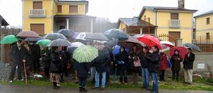 Vecinos y concejales se concentraron ante la urbanizaci�n de Cima da Agra.