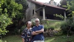 Alfredo y Mar�a del Carmen, delante de la vivienda que intercambian en Barbad�s