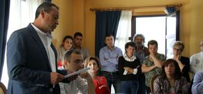Mar�a Jesusa Candal (sentada, de rojo) escuch� atenta el discurso del nuevo alcalde, Rique Barreiro. 