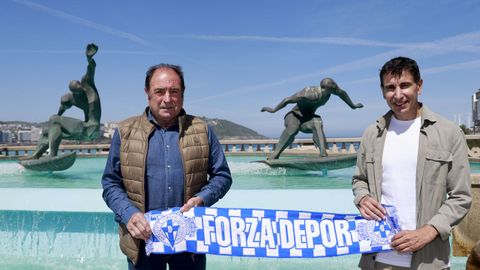 Sabin Bilbao y Jos&eacute; Ram&oacute;n, exjugadores que vivieron el ascenso a Primera en el 91, posan para La Voz en la fuente de los surfistas.