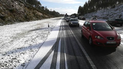 Autova entre Noia y Santiago a la altura de Lousame