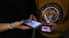 Imagen de archivo de adolescentes usando el tel�fono m�vil