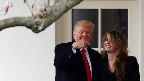 Trump junto a Hope Hicks, a la que se atribuye su contagio, antes de viajar a Cleveland