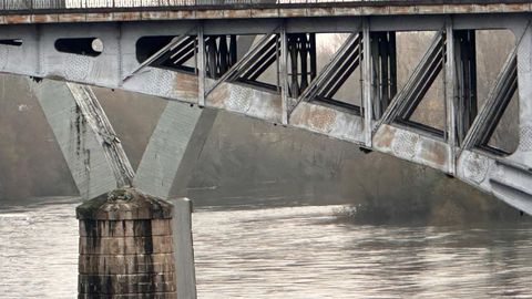 Imagen difundida por el PP de Ourense para ilustrar el deterioro del puente.