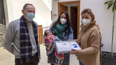 Leticia y su hija recibieron la tarjeta del programa ChegOU.