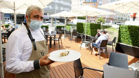 Michel Coci�a, cocinero de Fumeiro, en la nueva terraza del restaurante viveirense en Covas