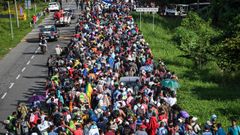 Cruzan en balsa el r�o que separa M�xico de Guatemala