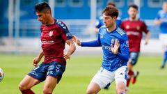 Javi Cueto Vetusta Pontevedra El Requexon.Javi Cueto pugna por un esf�rico con un futbolista del Pontevedra
