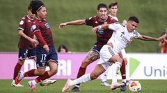 Luisao y Miki Bosch en una accin defensiva con el madridista Loren