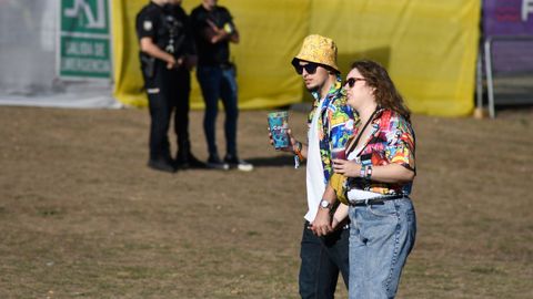 Camisas de colores y sombreros para protegerse del sol, los protagonistas de los estilismos de los asistentes al Caudal Fest