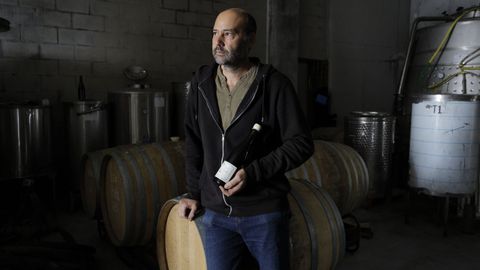 Ricardo Rilo, con dos botellas de vino blanco legítimo en su bodega en Bergondo.