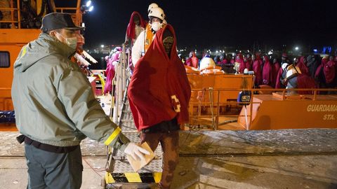 Los inmigrantes rescatados llevaban 48 horas en el mar, sin comida ni bebida