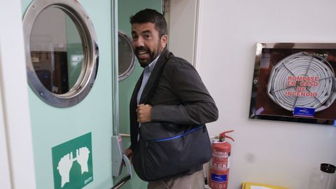 El diputado Carlos Maz�n, al t�rmino de la sesi�n de control en las Cortes Valencianas, este mi�rcoles.