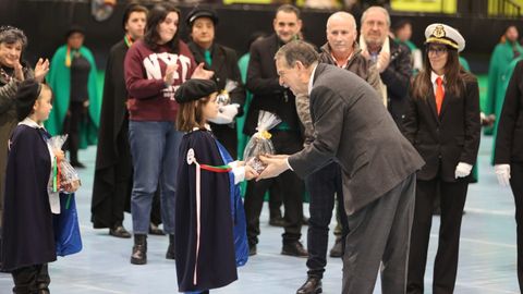 Abel Caballero entreg� un reconocimiento a una ni�a rondalleira