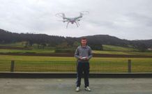 <span lang= gl >Jos� Carlos Antelo, facendo despegar un dron que despois empregar� para as labores no agro. </span>