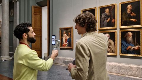 Bernardo Pajares y Javier Sainz grabando contenido en el museo.