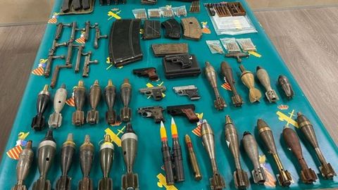 Parte del arsenal incautado a la banda dedicada al tr�fico de armas en tres provincias espa�olas