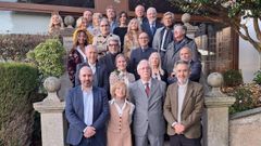 El doctor Miguel &Aacute;ngel Ca&iacute;nzos (segundo por la derecha, en la fila de abajo), con los miembros de la Real Orden de Caballeros de Mar&iacute;a Pita