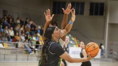 La p&iacute;vot del Cortegada Christabel Ezumah, entrando a canasta en un partido de Liga.
