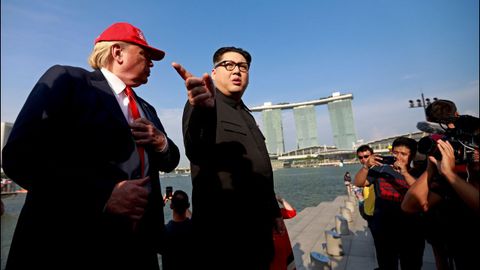 Howard X, imitador del l�der norcoreano Kim Jong Un, y Dennis Alan, caracterizado como el presidente de EE. UU