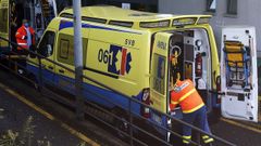 T�cnicos en emergencias sanitarias (TES), en la entrada de urgencias del hospital Montecelo, en Pontevedra